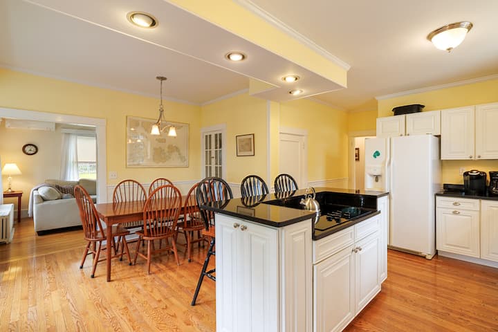 Family & Dog Friendly 3br In Downtown N.e. Harbor! - Southwest Harbor, ME