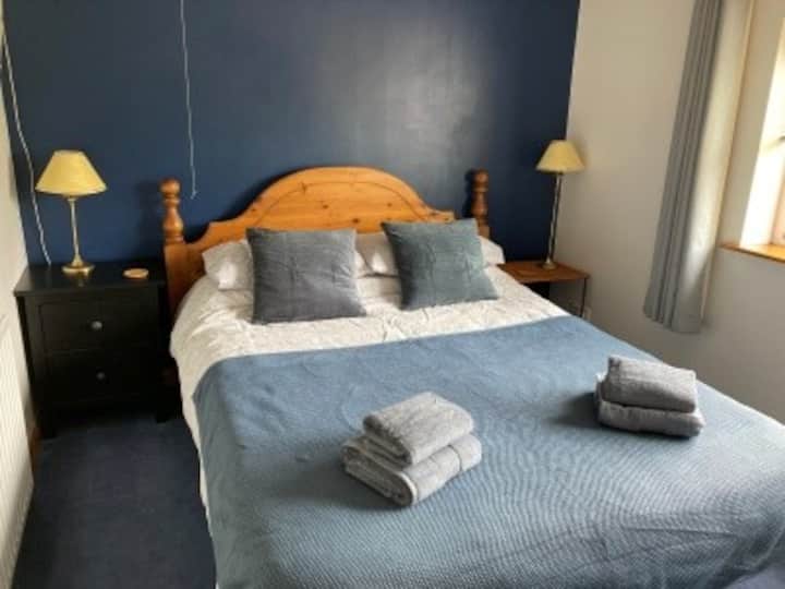Double Bedroom & Private Lounge - Castle Combe