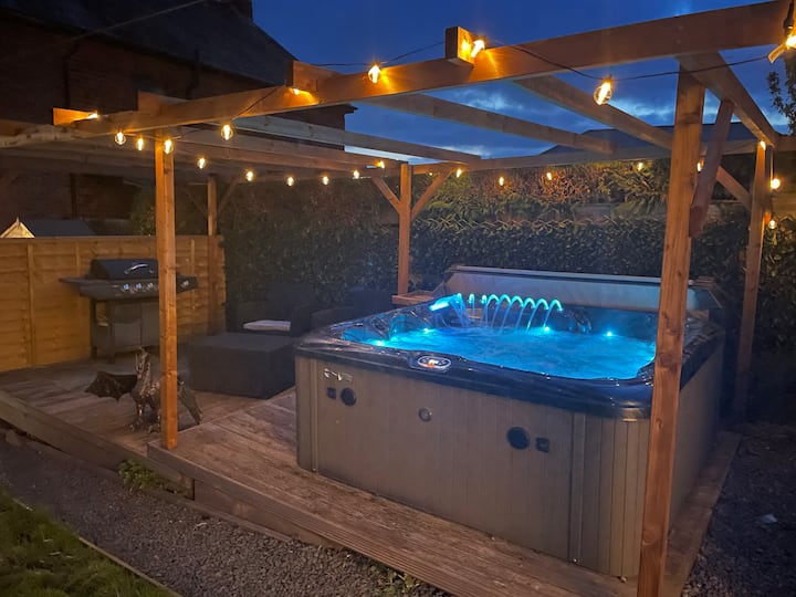 Palmyra Lodge + Hot Tub- Luxury Stay - Forest of Dean
