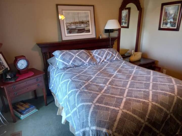 Room W/ Queen Size Bed, Private Entrance, View - Auburn
