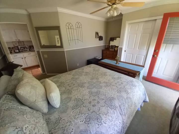 Room With Queen Bed & Courtyard Patio/pool - Auburn