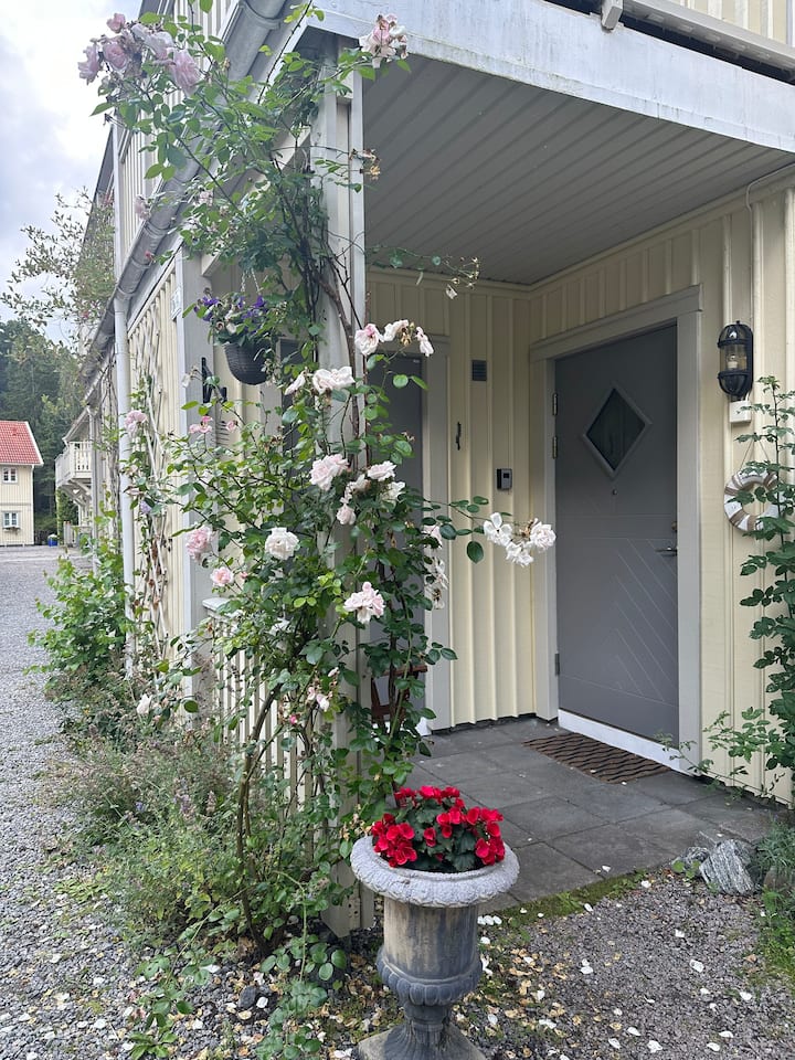 Romslig, Sjønært Feriehus Ved Kanalen På Nøtholmen - Strömstad