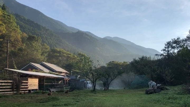 山と清流に囲まれた広々キッチン付＊犬と猫と鶏と山羊のいる古民家 - 三重県