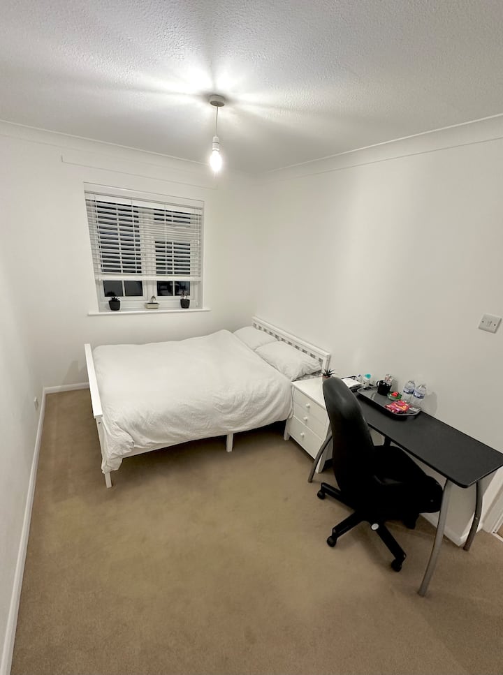 Spacious Double Bed In Woking - ウォーキング