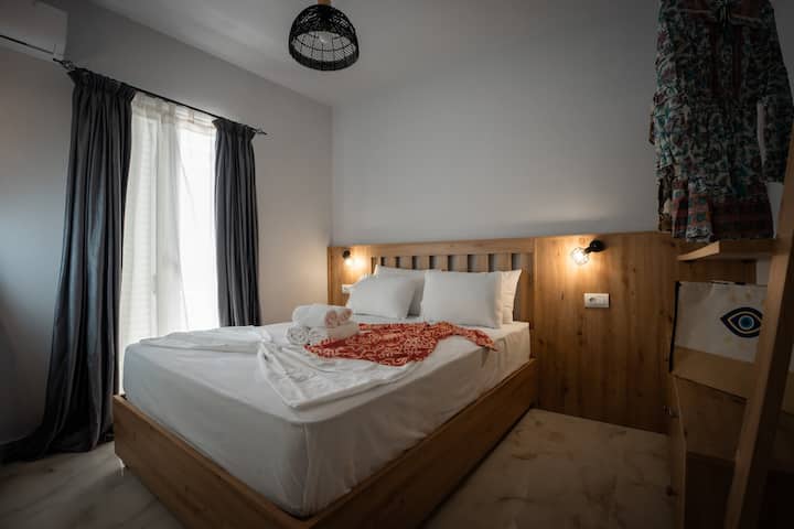 Luxury Two-bedroom Residence | Hot Tub | Yard - Zakynthos