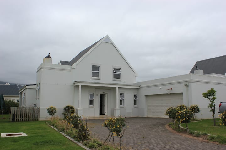 Cosy Family Home On Golf Estate - George
