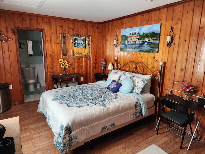 Private Room, Bathroom And Entrance. Queen Bed. - Satellite Beach, FL