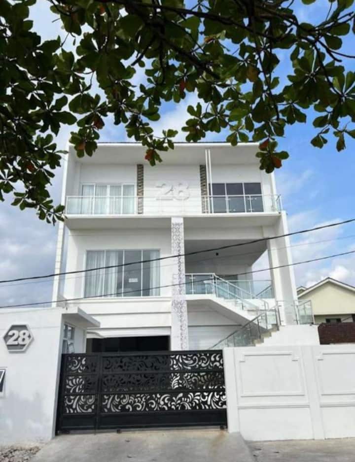 Disewakan Rumah 3 Lantai View Laut | Kota Padang - Padang