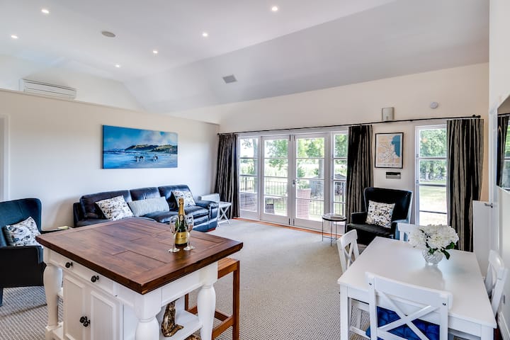 “Longworth” A Stylish Separate Apartment - Havelock North