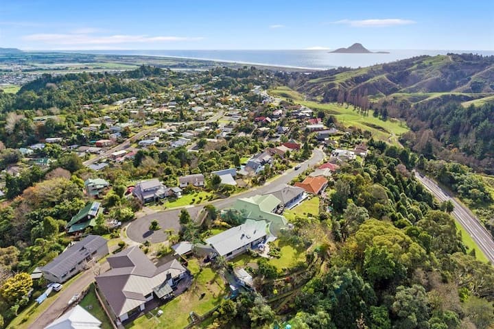 Hilltop House With Stunning Views - Whakatāne