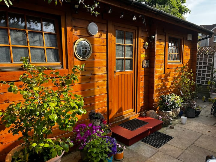 Self Contained Log Cabin Bray - Greystones