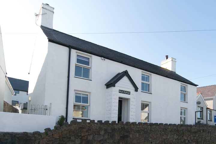 Spacious Cottage In Central Benllech With Parking - Benllech