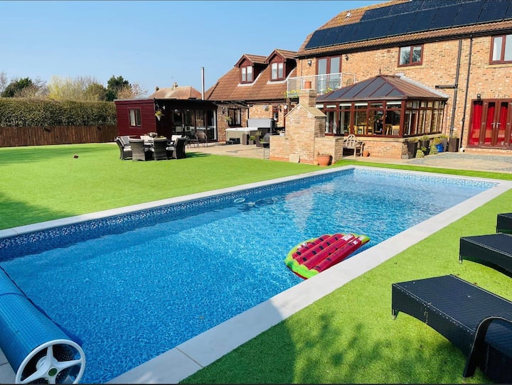 Happy House With Private Swimming Pool & Hot Tub - Kingston upon Hull