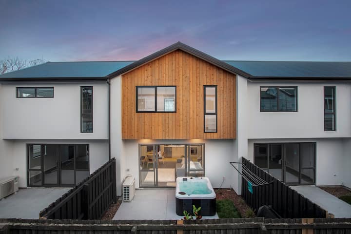 Stylish Townhouse With Hot Tub - Christchurch