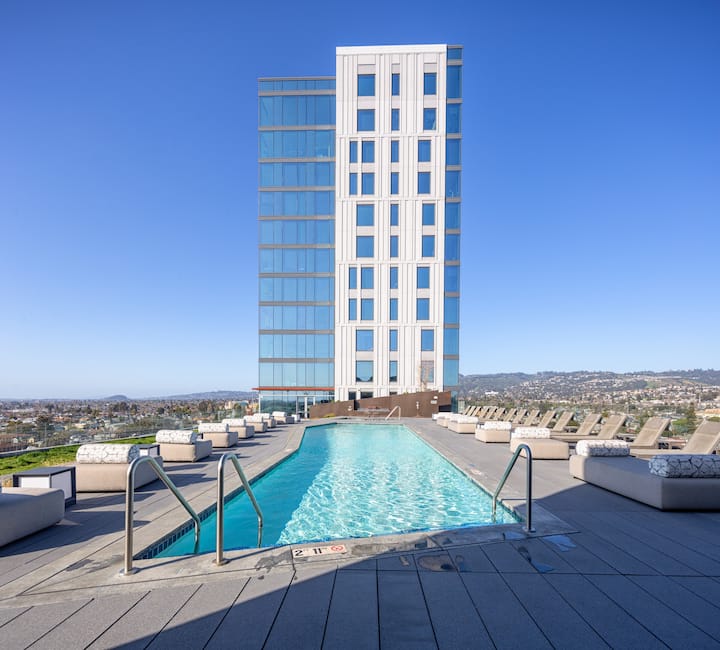Luxury High-rise Near Sf | Fast Wi-fi, Gym, Pool - Emeryville, CA