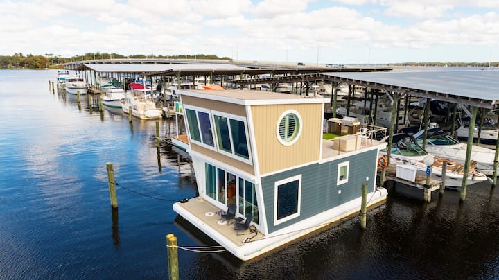 New Floating Luxury: Unique Houseboat Retreat - オレンジパーク, FL