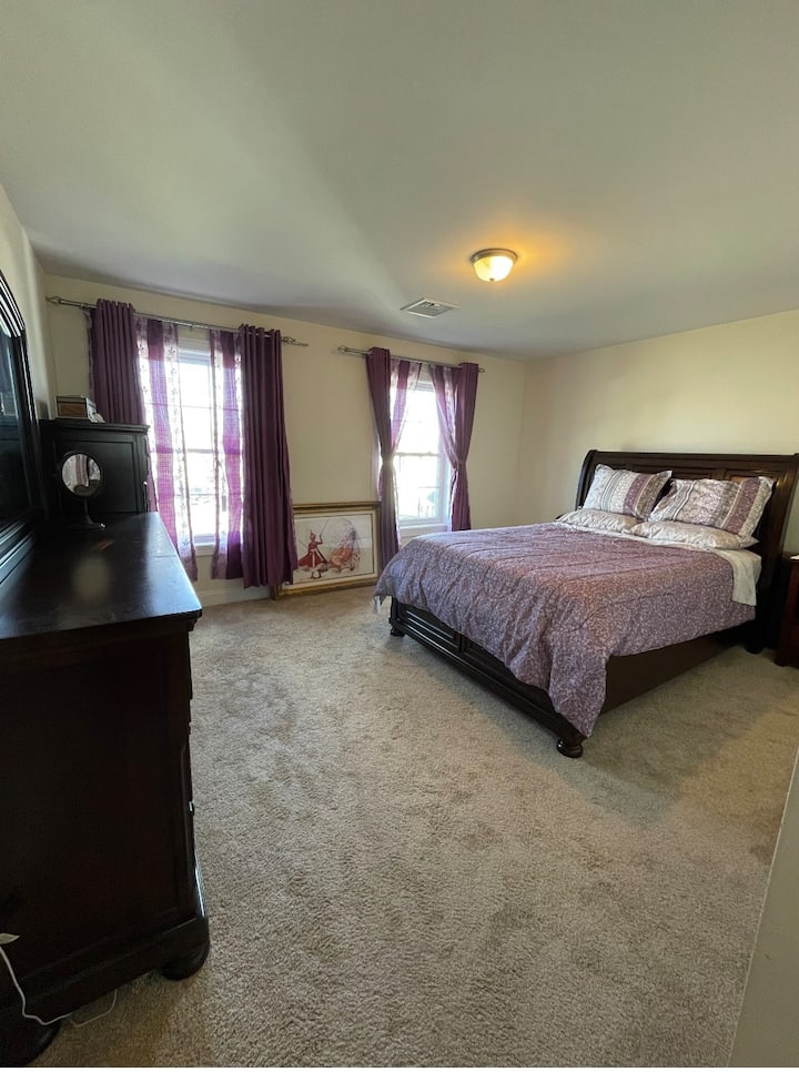 Bright And Cozy Ct Pr Bedroom In Large House - Milford, CT