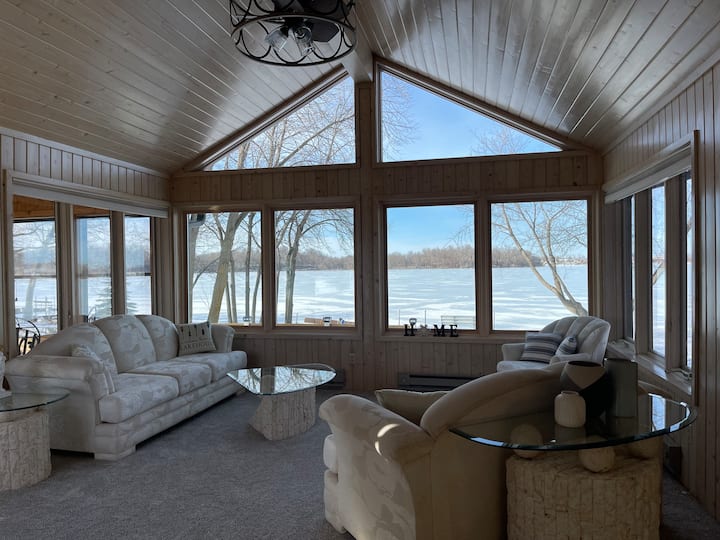 Beautiful Home On Cedar Lake. - Waterville, MN