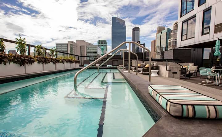 Sunny Downtown Bliss: 15th Floor W/pool & Gym - Minneapolis, MN