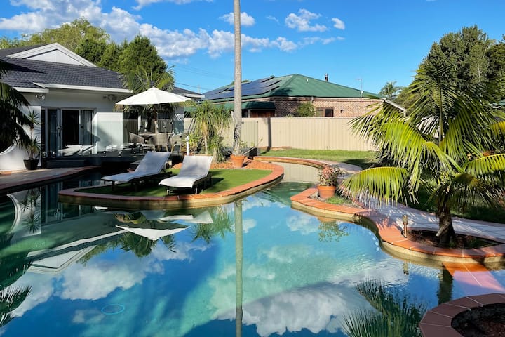 Spacious Poolside Haven In Port Stephens - Fingal Bay