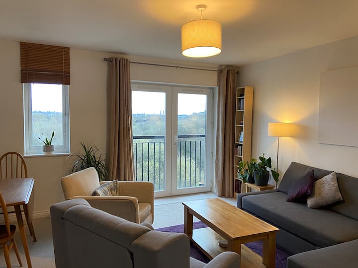 Modern Apartment With Magnificent Views & Parking - Henley-on-Thames