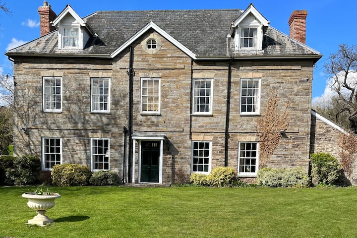 Georgian Country House - Large Double Bedroom - Hay-on-Wye
