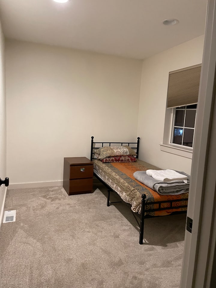 One Bedroom With Twin Bed With Shared Bathroom - Marysville, WA