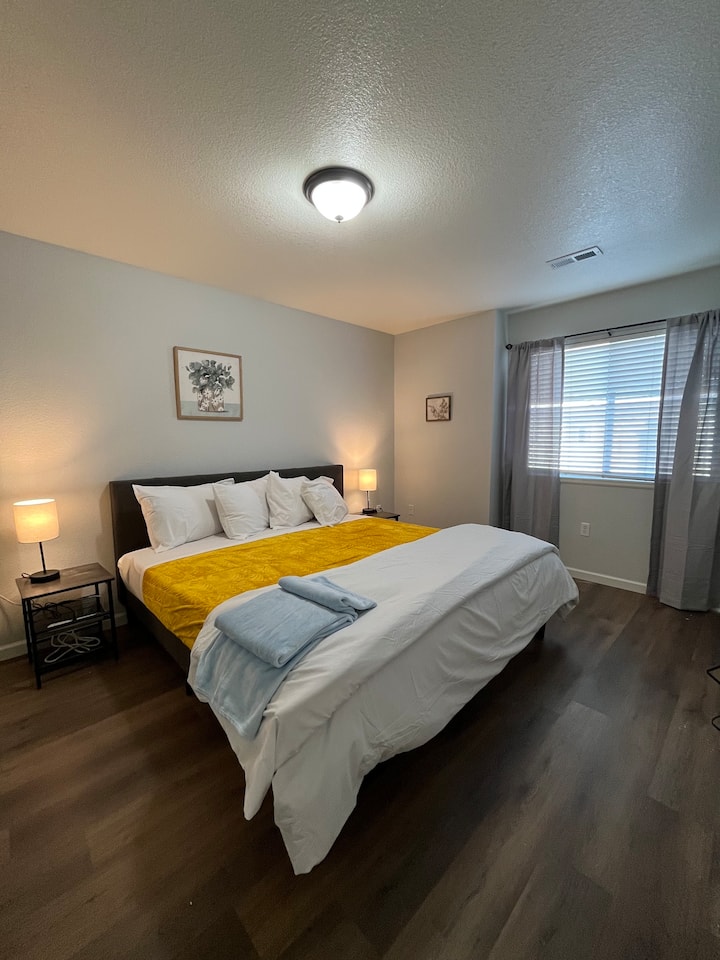 Remodeled 2 King Beds Near Dia - Brighton, CO