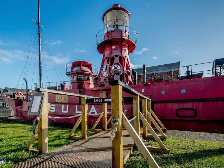 Sula Lightship - Luxury Apartment On The Water - Gloucester, UK