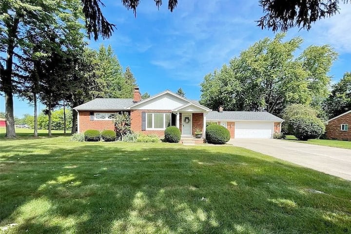 Clean, Cozy, Modern Home! Fitness, Family Friendly - Bloomfield Hills, MI