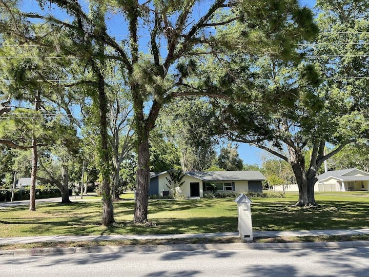 Remodeled Ranch On Acre Of Land! - Pinellas County, FL
