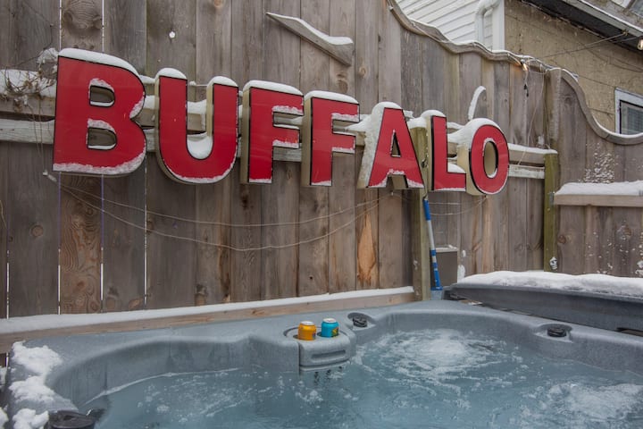Funky, Spacious, 2 Br W Hot Tub - Buffalo, NY