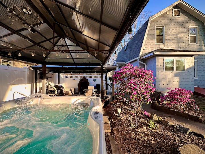 Colonial Retreat - Private Hot Tub & Convenience - Bridgeport
