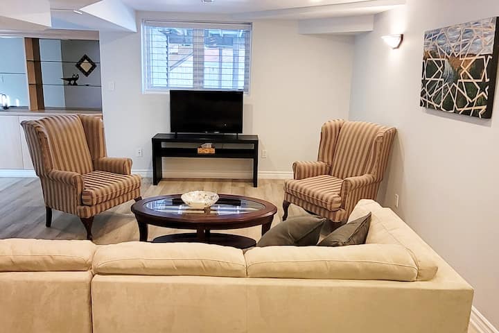 Spacious & Lovely 2-bedroom Unit /Private Entrance - Aurora