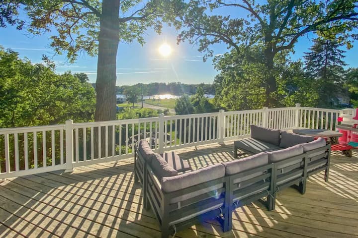 On River Barrington Home + Deck & Views - Tower Lakes, IL