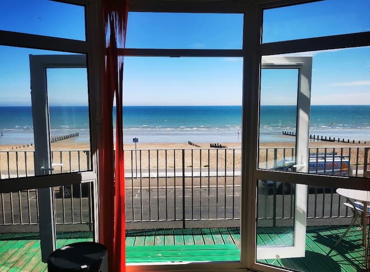 Luxury Beachfront Apartment With Sea View+parking - Chichester