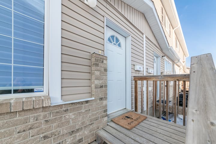 Spacious 3 Br Condo W’ King Bed & 2 Parking Spots - Lloydminster
