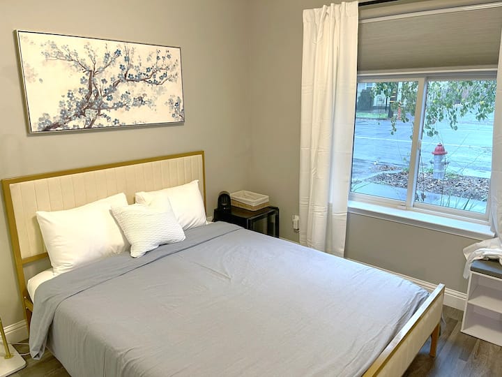 ★Stylish Oasis Near Dt ~ ♛Queen Bed ~ Private Bath - Sacramento