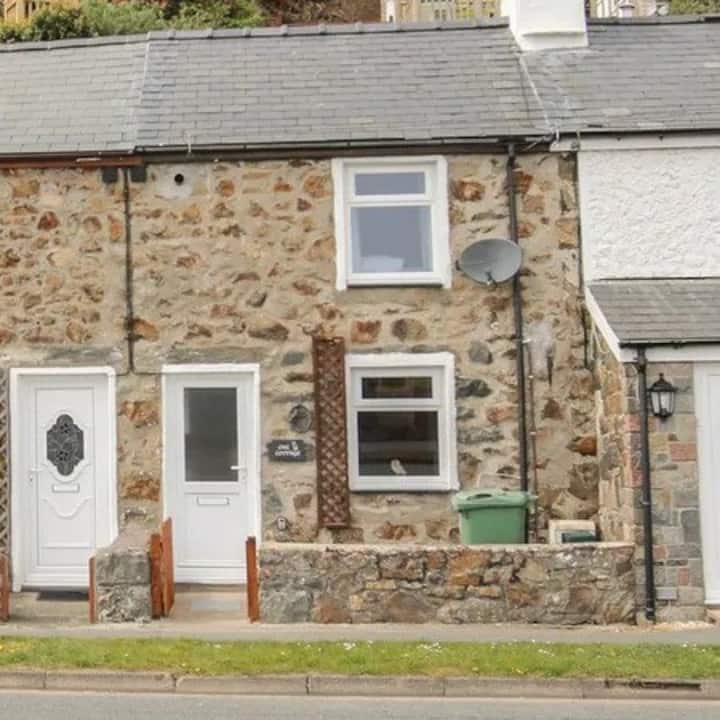 Quirky Welsh Stone Cottage Close To Beach - Pwllheli