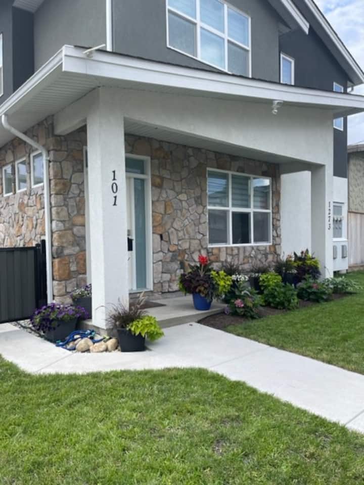 New Penticton Town House - Central Location - Summerland