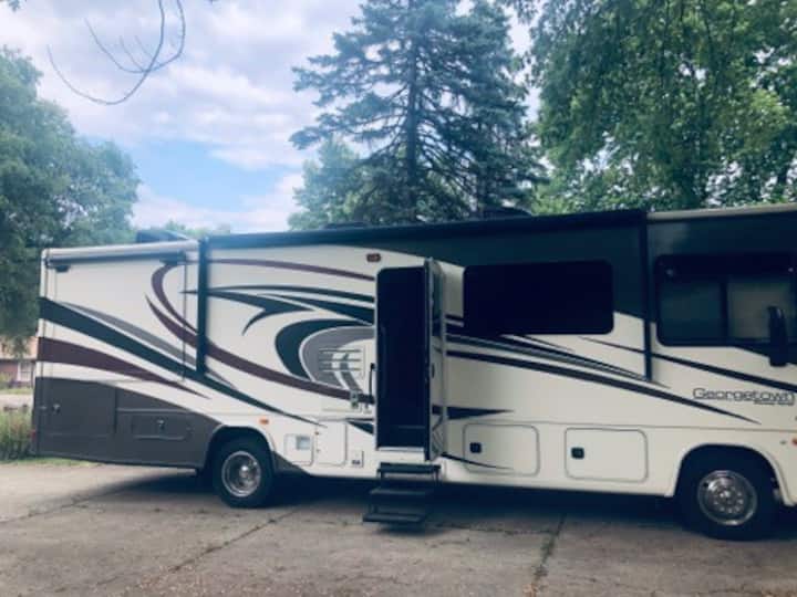 Spend The Night In Modern Motorhome/secluded Area - Joliet, IL