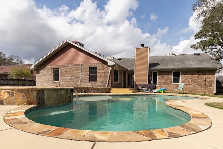 Quiet Escape With Pool And Spa - Crestview, FL