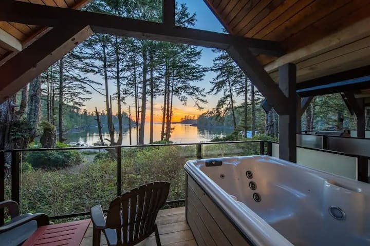 Hot Tub · Beachfront With Views! Morning Mist - Ucluelet