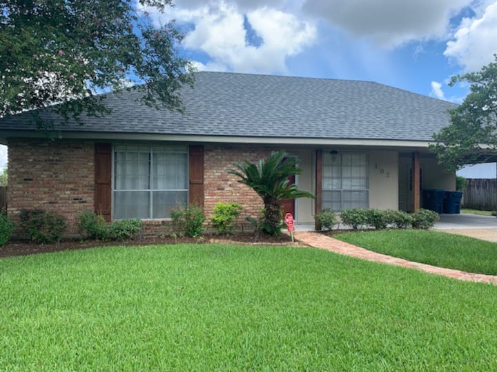 Centrally Located Home With Breakfast Included! - Lafayette, LA