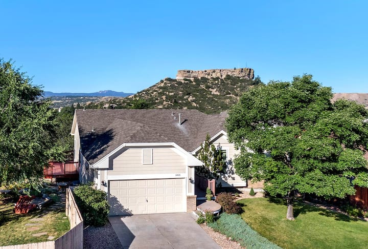 Beautifully Undated Home Under The "Rock" And 2 Minutes To Downtown - Castle Rock, CO