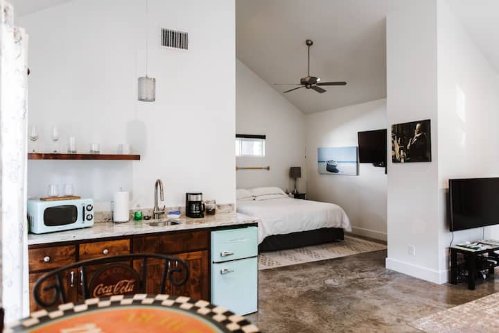 Luxury New Downtown 1-bed Mini-villa W/hot Tub - Fredericksburg, TX