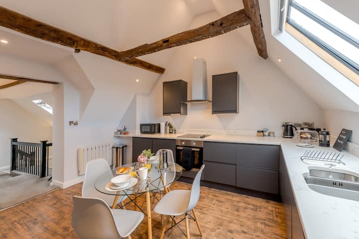 Charming Town Centre Apartment With Roof Top Views - Shrewsbury
