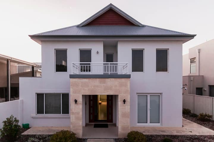 Stylish & Spacious Beach Mansion With All Mod Cons - Perth, Australia