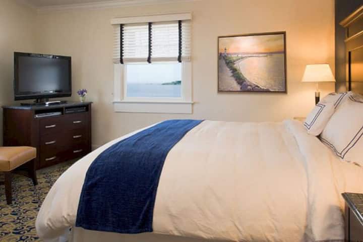 1 Queen Bed Near Newport Beach - Newport, RI