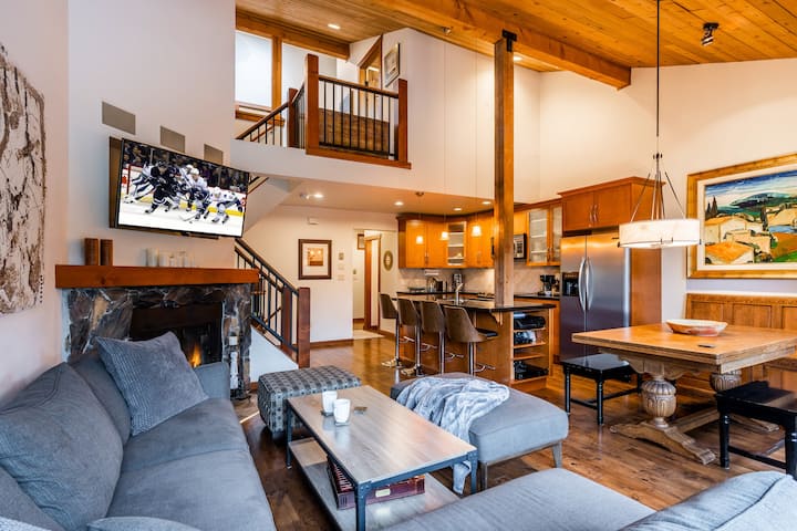 Best Location Available In Whistler Village - 휘슬러
